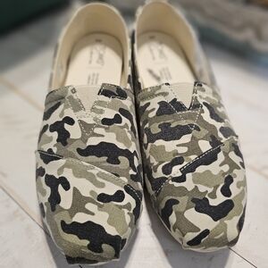 Like new Toms Canvas shoes camo